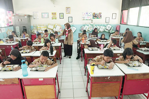 Temukan 17 Kasus Keracunan di 10 Provinsi, BPOM: Program MBG Terkendala Dapur Tak Standar 1 ILUSTRASI— Siswa saat menyantap makanan pada program Makan Bergizi Gratis (MBG)