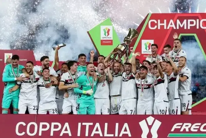 Juarai Coppa Italia Setelah Tundukan AC Milan, Bologna Akhiri Penantian 51 Tahun 1 PERAYAAN— Para pemain Bologna merayakan kemenangan bersejarah usai menundukkan AC Milan 1-0 di final Coppa Italia.