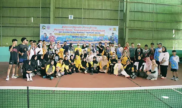 TURNAMEN PICKLEBALL— Kepala Dispora Sumbar Meifrizon, melakukan pemukulan bola pertama bersama Anggota DPR RI Nevi Zuairina, Direktur Operasi PT Semen Padang Pri Gustari Akbar, dan Ketua Pengprov IPF Sumbar Tarmizi Mawardi membuka turnamen Tarmizi Mawardi Cup I, di Lapangan Tenis PT Semen Padang, Sabtu-Minggu (3-4/5/2025).