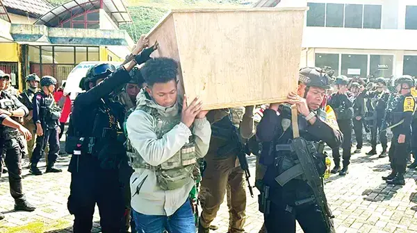 Dua Personel Satgas ODC Gugur, OPM Mengaku Bertanggungjawab 1 GUGUR— Dua personel Satgas Operasi Damai Cartenz-2025 gugur dalam baku tembak dengan OPM di Papua, yang mengklaim bertanggung jawab atas insiden tersebut.