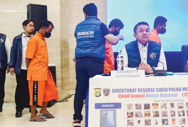 Eksploitasi Anak di Grup Facebook Inses Fantasi Sedarah, KPAI Minta Negara Tindak Tegas Para Pelaku 1 TERSANGKA— Para tersangka dihadirkan pada konferensi pers kasus Grup FB ‘Fantasi Sedarah’ dan ‘Suka Duka’ di Bareskrim Polri, Rabu (21/5/2025).