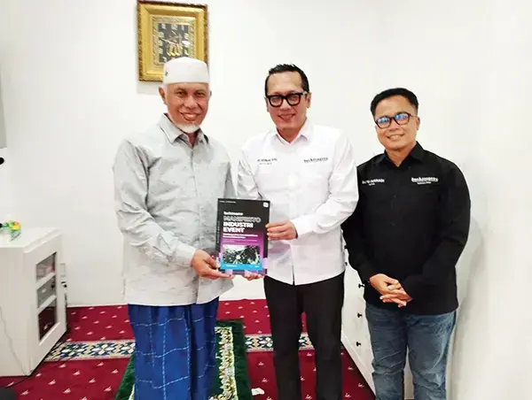 Audiensi dengan Gubernur, Backstagers Sumbar Diharapkan jadi Katalisator Pertumbuhan Ekonomi 1 AUDIENSI— Ketua DPP Forum Backstagers Indonesia, Andro Rohmana bersama Ketua DPD Forum Backstagers Sumbar periode 2025-2029, Bayu Permadi melakukan audiensi dengan Gubernur Sumatera Barat Mahyeldi untuk memaparkan manifesto industri event Indonesia.