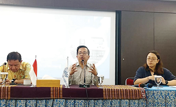 Peringati Kenaikan Yesus Kristus, Persekutuan Gereja-Gereja di Indonesia Suarakan Perdamaian di Tanah Papua 1 UPAYA PERDAMAIAN— Sekretaris Umum PGI Pdt. Darwin Darmawan (tengah) menjelaskan soal upaya perdamaian di Papua, Rabu (28/5).