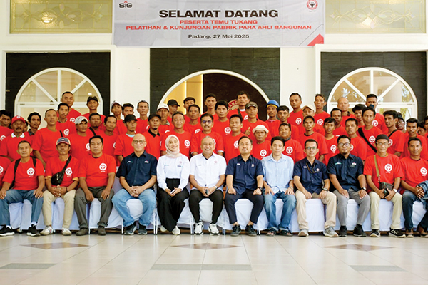 Bangga Pakai Semen Padang, Tukang Bangunan Kunjungi Pabrik dalam Temu Tukang Inspiratif 1 TEMU TUKANG— Direktur Keuangan & Umum PT Semen Padang Oktoweri, menghadiri Temu Tukang bertajuk “Bangga Pakai Semen Padang” sebagai bentuk apresiasi dan penguatan kemitraan dengan para tukang bangunan, di Club House Lapangan Golf PT Semen Padang.