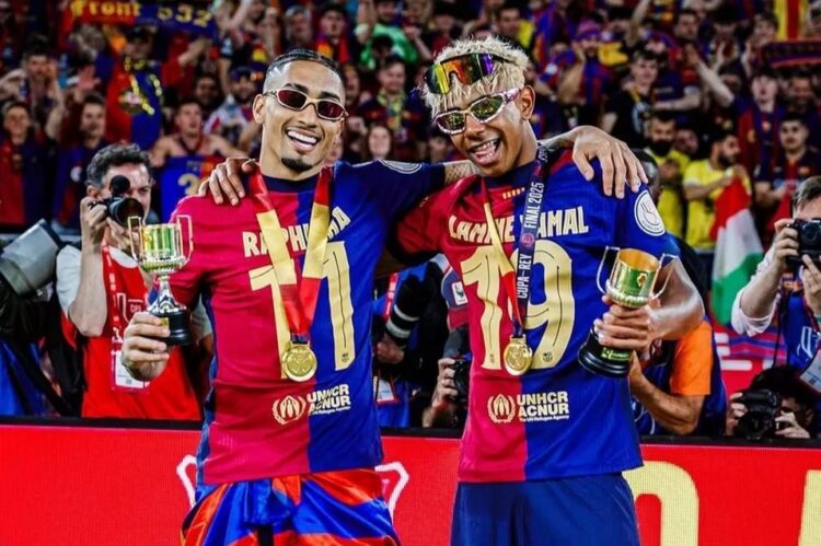 Akhiri Spekulasi Transfer, Raphinha Resmi Perpanjang Kontrak di Barcelona hingga 2028 1 SELEBRASI— Raphinha (kiri) dan Lamine Yamal (kanan) berselebrasi usai memastikan gelar Liga Spanyol musim 2024/2025.