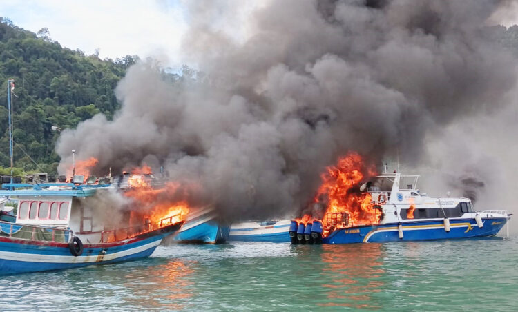 2 Kapal Terbakar di Pelabuhan Samudera Bungus, Satu Milik Pemkab Mentawai 1 KAPAL TERBAKAR— Kondisi kapal yang mengalami kebakaran di Pelabuhan Samudera Bungus.