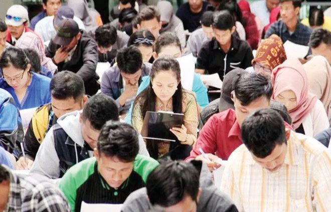 Kemenaker Melarang Persyaratan Kerja Batas Usia, Good Looking dan Status Pernikahan 1 ILUSTRASI— Pencari kerja tengah mengisi data pribadi saat melamar pekerjaan.