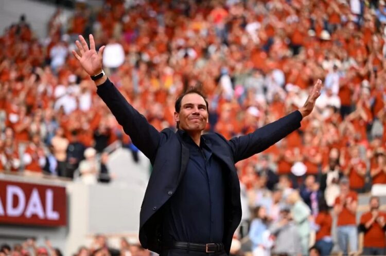 Salam Perpisahan King of Clay, Rafael Nadal Raih Penghormatan Emosional di Roland Garros 2025 1 SALAM PERPISAHAN— Rafael Nadal menerima penghormatan resmi dari penyelenggara French Open dalam sebuah upacara khusus di Roland Garros, Minggu (26/5).