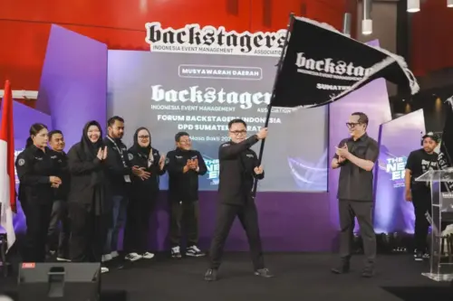 Musda Forum Backstagers Indonesia DPD Sumbar, Bayu Permadi Terpilih Sebagai Ketua Periode 2025–2029 1 AKLAMASI— Bayu Permadi, CEO Sipro Komunika, terpilih secara aklamasi sebagai Ketua DPD Forum Backstagers Indonesia Sumatera Barat periode 2025–2029.