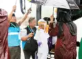 Hujan Deras dan Badai Warnai Kedatangan Jamaah Kloter 6, Petugas Embarkasi Padang Basah Kuyup Payungi Jamaah 11 Hujan Deras dan Badai Warnai Kedatangan Jamaah Kloter 6, Petugas Embarkasi Padang Basah Kuyup Payungi Jamaah