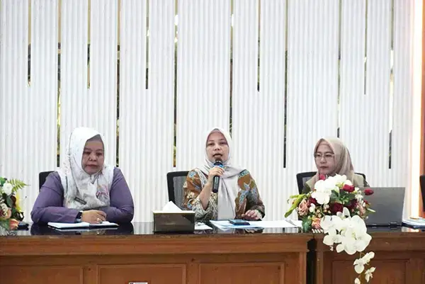 21 Puskesmas Raih Akreditasi Paripurna, Dinkes Kebut Perbaikan Layanan 1 RAPAT EVALUASI— Kepala Dinas Kesehatan Kota Padang, dr. Srikurnia Yati menghadiri rapat evaluasi Perencanaan Perbaikan Strategis (PPS) Puskesmas di Aula Dinas Kesehatan Kota Padang, Kamis (8/5).