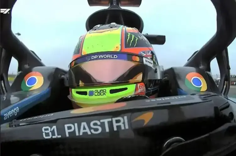 McLaren Tak Terkejar di Miami 1 FORMULA 1— Pembalap McLaren, Oscar Piastri, saat tampil pada putaran kedua Formula 1 (F1) Grand Prix China 2025 di Sirkuit Internasional Shanghai, China, Minggu (23/3).