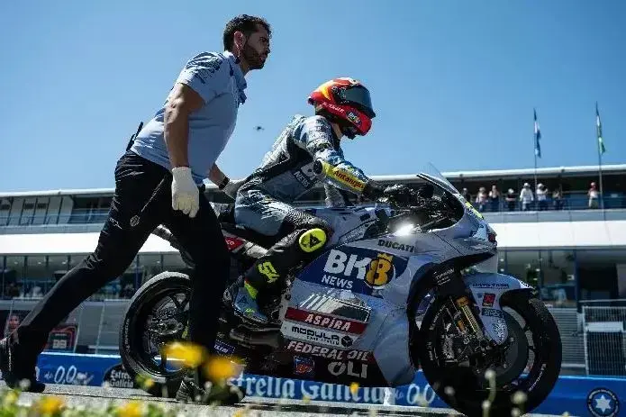 Alex Marquez Manfaatkan Akselerasi Kuat Ducati Desmosedici, Mampu Geser Pembalap Lainnya di GP Jerez 1 AKSELERASI KUAT— Alex Marquez memanfaatkan akselerasi kuat Ducati Desmosedici GP24 untuk mampu menggeser peraih pole position dan meninggalkan jauh pembalap pabrikan Ducati lainnya di Sirkuit Jerez.