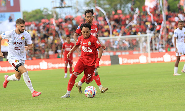 Ditahan Imbang Persik Kediri, Semen Padang Dibayangi Degradasi, Pekan Pamungkas jadi Penentu 1 IMBANG— Bermain di Stadion H. Agus Salim Padang, Minggu (18/5), Semen Padang FC ditahan Imbang
Persik Kediri 1-1, pada lanjutan pekan ke-33 BRI
Liga 1 musim 2024/2025.