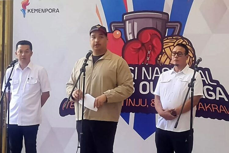 KETERANGAN PERS— Dari kiri ke kanan (Wamenpora Taufik Hidayat, Menpora Dito Ariotedjo, dan Deputi IV Bidang Prestasi Olahraga Kemenpora Surono, saat memberikan keterangan pers.