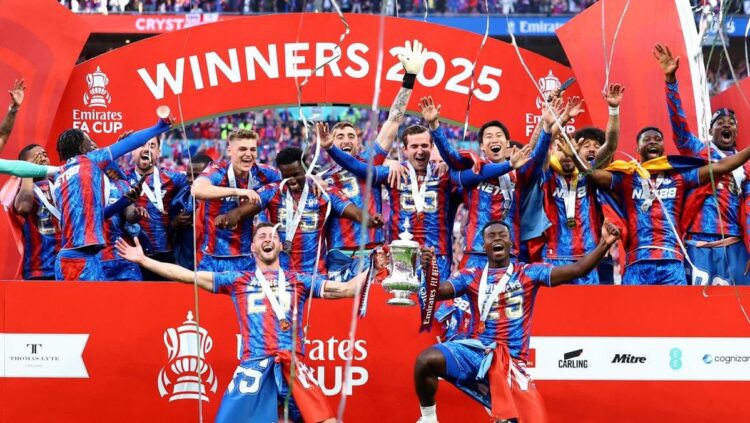 Taklukan Man City di Final Piala FA, Crystal Palace Ciptakan Sejarah Setelah 119 Tahun Berdiri 1 CIPTAKAN SEJARAH— Crystal Palace membuat sejarah besar. Untuk pertama kalinya sejak klub itu didirikan pada 10 September 1905, Palace berhasil jadi juara Piala FA musim 2024-2025, usai menundukkan raksasa Manchester City dengan skor 1-0 di Stadion Wembley, London pada Minggu (18/5) dini hari.