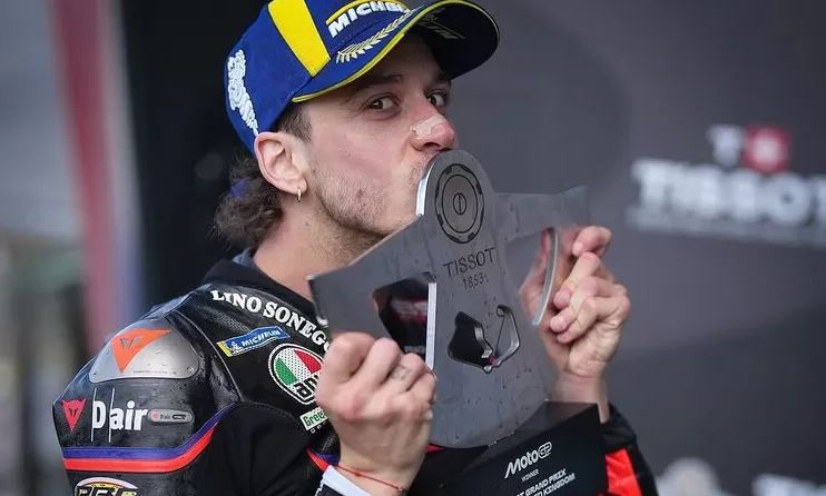 Marco Bezzecchi Berikan Kejutan Aprilia dengan Memenangkan MotoGP Inggris 2025 1 MOTOGP INGGRIS— Marco Bezzecchi berhasil meraih kemenangan di MotoGP Inggris 2025 setelah Fabio Quartararo mengalami masalah pada motornya sehingga tidak dapat menyelesaikan balapan.