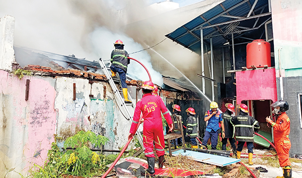 Gudang Kayu Terbakar di Parak Karambia, Kerugian Capai Rp100 Juta 1 PEMADAMAN API—Petugas Damkar Kota Padang melakukan pemadaman api yang sudah membakar gudang kayu yang berlokasi di Jalan Parak Karambia No. 3, Kelurahan Belakang Tangsi, Kecamatan Padang Barat, Jumat (30/5) pagi.