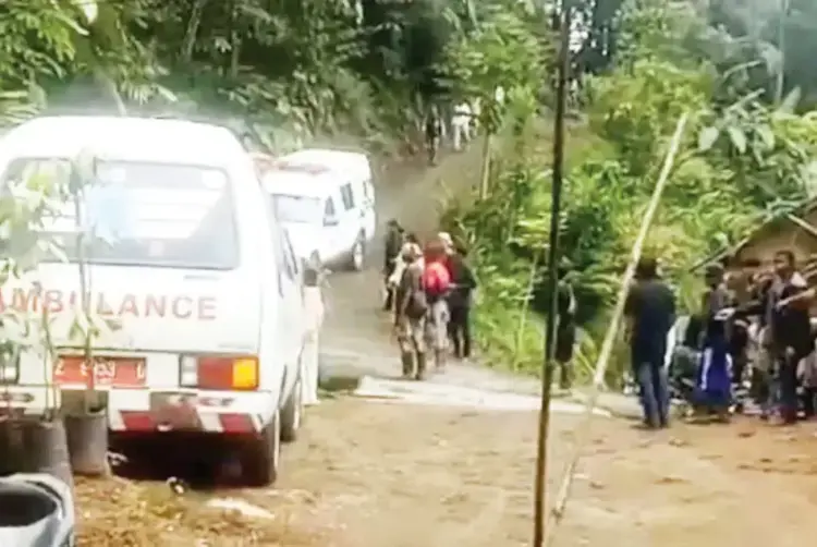 TNI AD Tanggung Jawab Penuh, 9 Warga Sipil Korban Ledakan Amunisi Dimakamkan di TPU Setempat 1 KORBAN LEDAKAN— Mobil ambulans membawa korban ledakan di Kecamatan Cibalong, Kabupaten Garut, Senin (12/5).