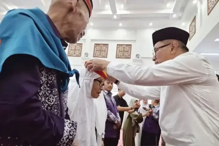 PELAPASAN CJH— Wali Kota Ramlan Nurmatias saat melepas secara resmi calon 
haji asal Kota Bukittinggi, Sumatera Barat, Selasa (13/5).