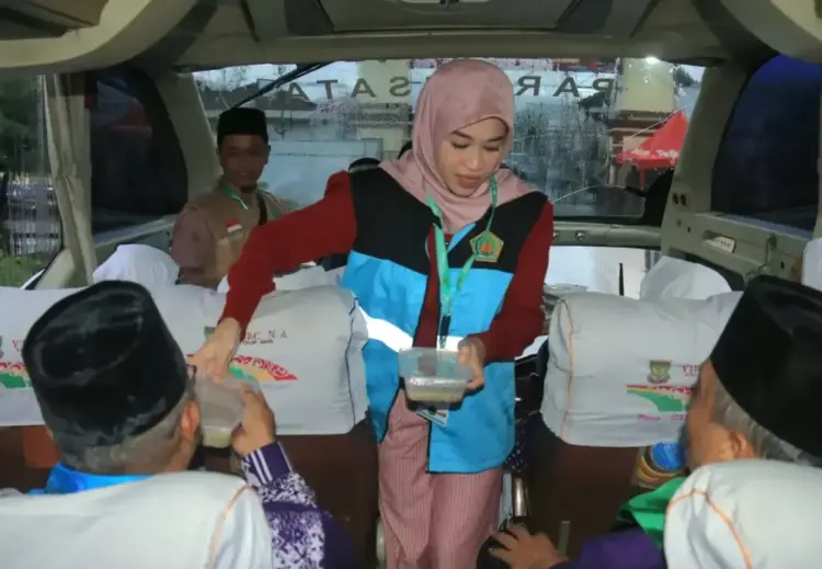 Berikan Pelayanan Haji Maksimal, Tiba di Asrama, Jamaah Disuguhi Bubur Kacang Hijau 1 pelayanan maksimal --PPIH Embarkasi Padang memberikan pelayanan maksimal kepada jemaah haji. Setiba di Asrama Haji jemaah disuguhi bubur kacang hijau ditambah roti, teh hangat dan mineral 600 ml.
