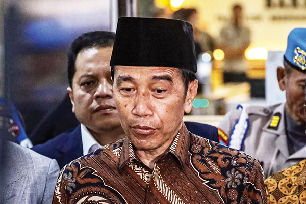 Polemik Ijazah Palsu Jokowi, Pakar Sebut Beban Pembuktian Ada di Pihak Penuduh 1 WAWANCARA— Presiden ketujuh Joko Widodo menjawab pertanyaan wartawan di depan Gedung Bareskrim Mabes Polri, Jakarta.