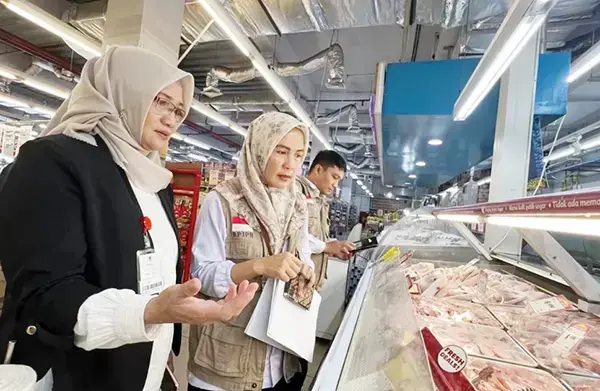Tidak Ingin Kecolongan Produk Nonhalal Berlabel Halal Lagi, BPJPH Pastikan Petugas Cek Produk Halal Setiap Hari 1 PENGAWASAN PRODUK— Petugas melakukan pengawasan produk yang beredar di masyarakat, terkait dengan pemenuhan jaminan halal.