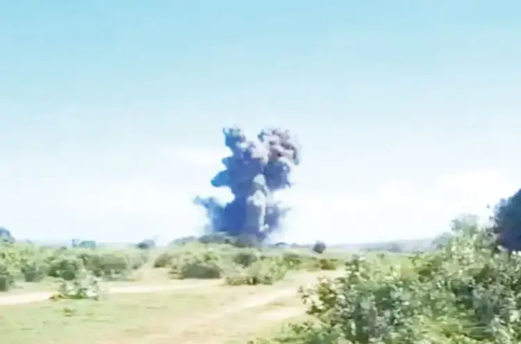 LEDAKAN AMUNISI— Tempat lokasi ledakan amunisi di pantai Sagara, Kecamatan Cibalong, Kabupaten Garut, Senin (12/5).