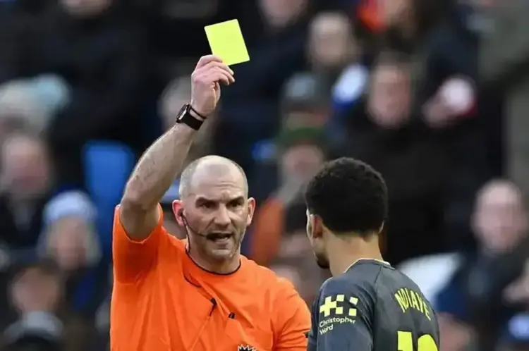 Aturan Baru Liga Inggris Diperketat, Hanya Kapten yang Bisa Diskusi dengan Wasit 1 KARTU KUNING— Wasit Tim Robinson (kiri) memberikan kartu kuning kepada pemain Iliman Ndiaye usai mencetak gol.