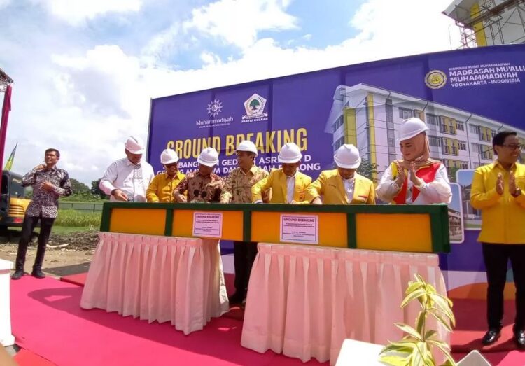 PELETAKAN BATU PERTAMA— Ketua Umum Partai Golkar Bahlil Lahadalia melakukan peletakan batu pertama pembangunan gedung asrama putra di Madrasah Muallimin Muhammadiyah, Sedayu, Yogyakarta, Minggu (18/5).