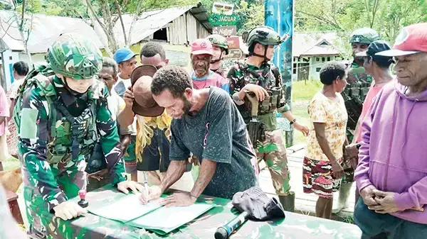 Rindu Istri, Pentolan OPM di Maybrat Ikrar Setia Kepada NKRI 1 SUMPAH SETIA— Salah seorang pentolan OPM di Maybrat bernama Yeremias Foumair bersumpah setia kembali ke pangkuan NKRI.