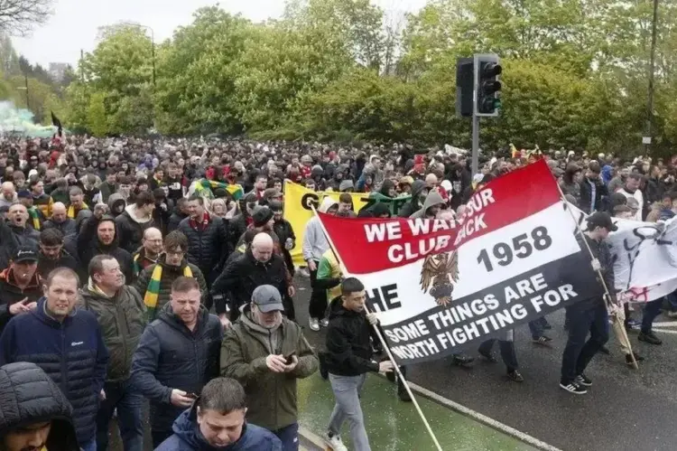 20 Tahun Kepemilikan Glazer, Fans MU Siapkan Demo Besar Jelang Hadapi Aston Villa 1 DEMO— Tepat 20 tahun Keluarga Glazer menjadi pemegang saham mayoritas Manchester United, demo besar-besaran akan kembali digelar sebelum kick off menghadapi Aston Villa.