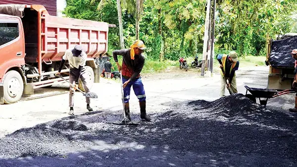 101 Ruas Jalan Selesai Diperbaiki, Dinas PUPR Gerak Cepat 1 PATCHING JALAN— Dinas PUPR Kota Padang melakukan patching atau perbaikan infrastruktur di jalan inspeksi Brandon Ombilin menuju SMPN 12 Padang di Kelurahan Kampung Olo, Kecamatan Nanggalo, Kamis (8/5).