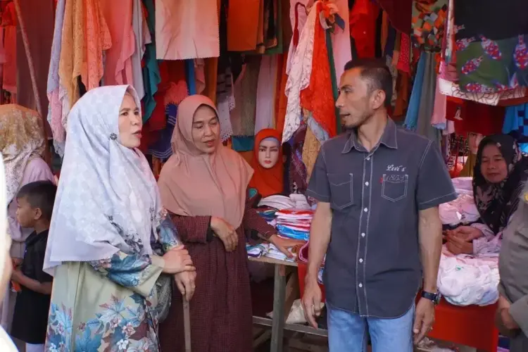 Pemko Padangpanjang Upayakan Kenyamanan Pengunjung Pasar 1 TINJAU PASAR PUSAT — Wawako Padangpanjang Allex Saputra bersama Kepala Dinas Perhubungan Arkes Refagus dan Kepala Satpol PP Damkar, Benny meninjau kawasan Pasar Pusat, Senin (12/5).