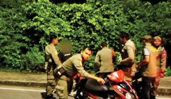 Mau Balap Liar di Balaikota, 3 Motor Diamankan 1 ANGKUT SEPEDA MOTOR— Personel Satpol PP Kota Padang mengangkut dan mengamankan tiga unit sepeda motor yang akan digunakan untuk balap liar di kawasan Perkantoran Balaikota, Aiepacah, Sabtu (17/5) malam.