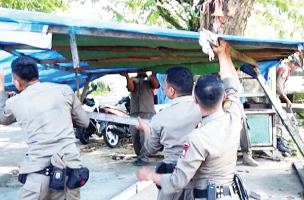 Berdiri di Fasum, 12 Bangunan di Jati Dibongkar 1 PEMBONGKARAN BANGLI— Personel Satpol PP Kota Padang melakukan pembongkaran terhadap 12 bangunana liar di kawasan Jati, Kecamatan Padang Timur, Senin (19/5). Bangunan yang dibangun warga itu berdiri di atas fasum, yang seharusnya diperuntukkan bagi kepentingan masyarakat umum.
