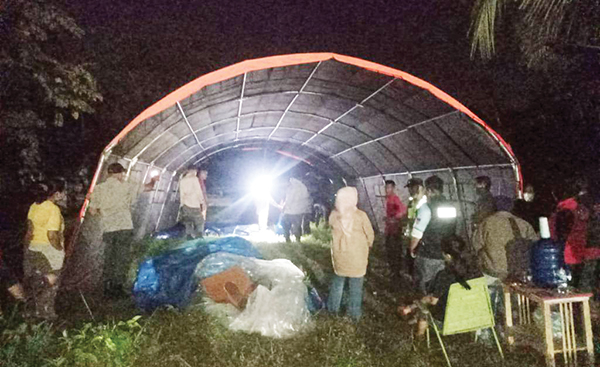 12 Jam, Ratusan Petugas Damkar Berhasil Padamkan Api, 6 Keluarga Diungsikan ke Tenda Darurat BPBD 1 TENDA DARURAT BPBD— BPBD Kota Padang melakukan pemasangan tenda untuk keluarga yang rumahnya terdampak atas peristiwa kebakaran di pabrik karet milik PT Teluk Luas di jalan Bypass, Kecamatan Lubuk Begalung, Minggu (18/5) malam. Sementara itu, setelah 12 jam, akhirnya petugas Damkar berhasil memadamkan api di pabrik karet tersebut, pada Senin (19/5) dini hari, sekitar pukul 00.30 WIB.