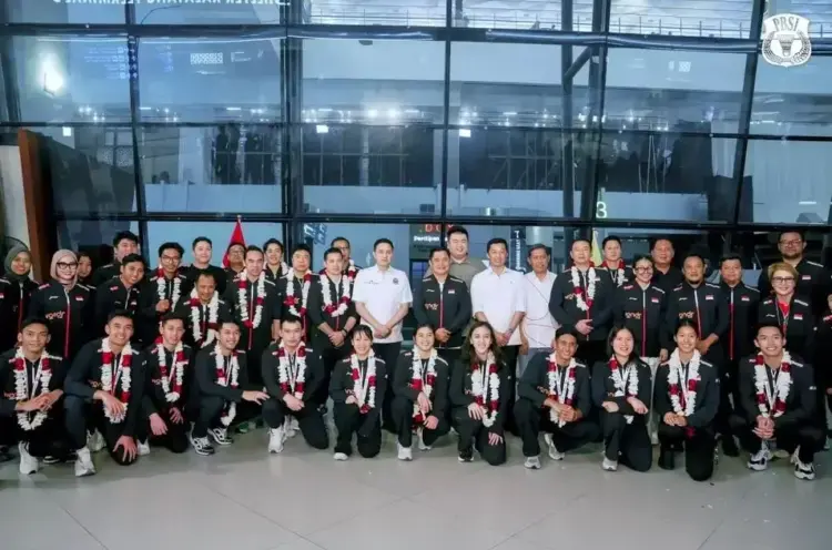Medali Perunggu Tim Indonesia di Piala Sudirman 2025 Jadi Kado HUT PBSI ke-74 1 SAMBUT TIM— Ketua Umum PP PBSI Muhamad Fadil Imran bersama Taufik Hidayat menyambut kedatangan tim Indonesia dari event Piala Sudirman 2025.