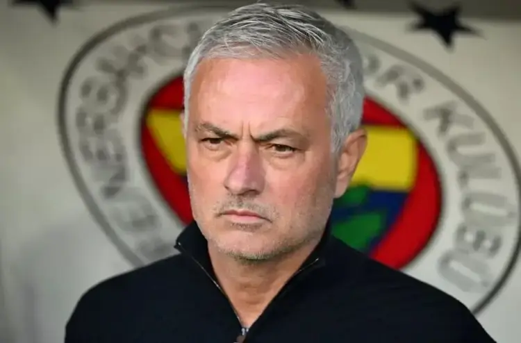 JOSE MOURINHO— Pelatih Fenerbahce, Jose Mourinho, tertarik mendatangkan penyerang Manchester United.
