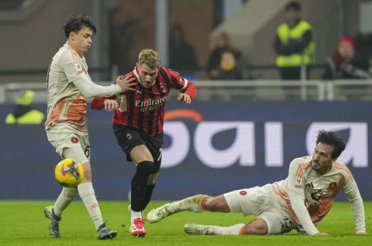Kalah 3-1 dari AS Roma, AC Milan Resmi Absen dari Kompetisi Eropa Musim Depan 1 DUEL— Pemain AC Milan, Santiago Gimenez mencoba meloloskan diri dari penjagaan dua pemain AS Roma, Niccolo Pisilli dan Mats Hummels.