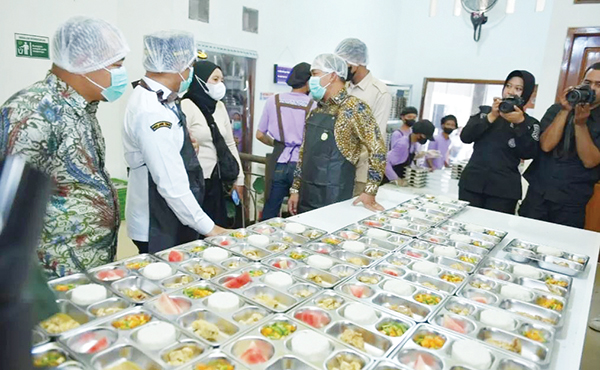 Soroti Menu Makan Bergizi Gratis, Pemerintah Diminta Libatkan Sekolah dan Wali Murid 1 TINJAU— Menteri Wihaji saat meninjau pelaksanaan Program Makan Bergizi Gratis (MBG) di Pasuruan.