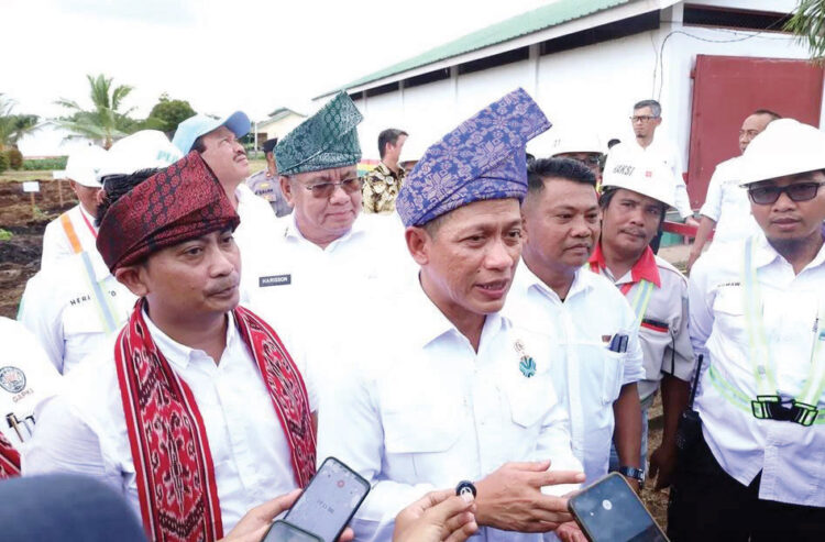 KUNJUNGAN KERJA— Menteri Lingkungan Hidup Hanif Faisol Nurofiq (dua dari kiri) di sela kunjungan kerja di Pontianak.