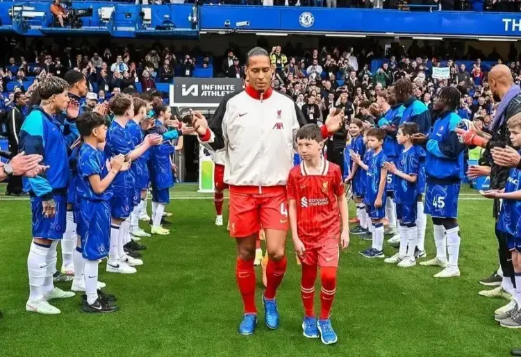 Berikan Guard of Honour untuk Liverpool, Chelsea Taklukkan Sang Juara dan Perbesar Peluang Lolos ke Liga Champions 1 GUARD OF HONOUR— Guard of Honour yang diberikan Chelsea kepada juara Premier League musim ini, Liverpool.