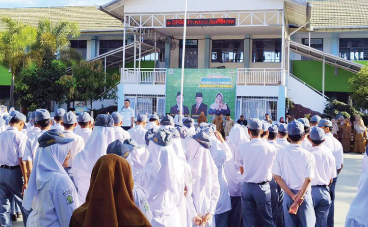 YSO Adabiah, Lima Pilar Menjaga Keberlanjutan Pendidikan 1 Upacara bendera di SMA Adabiah 2 Padang.