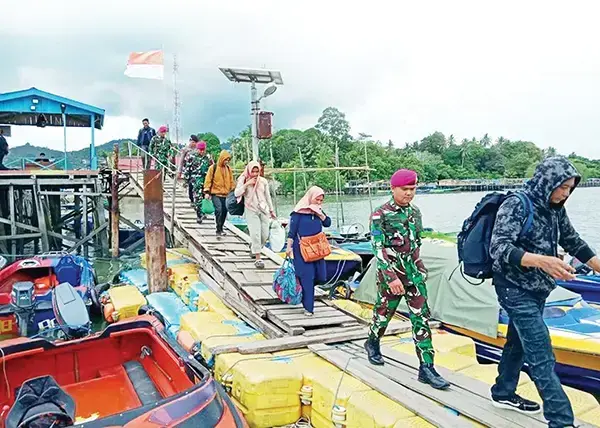 TNI AL Amankan 42 PMI Ilegal dari Malaysia di Perairan Sungai Baru Kabupaten Asahan 1 ILUSTRASI— Sejumlah calon PMI ilegal diamankan oleh petugas di Pulau Sebatik, Kalimantan Utara.