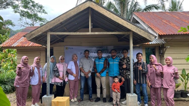 PLN UP3 Payakumbuh dan Hawwary Dental Care Hadirkan “Senyum Terang, Rumah Bercahaya” 1 listrik gratis — Memberikan bantuan penyambungan listrik gratis bagi warga kurang mampu di Kabupaten Lima Puluh Kota.