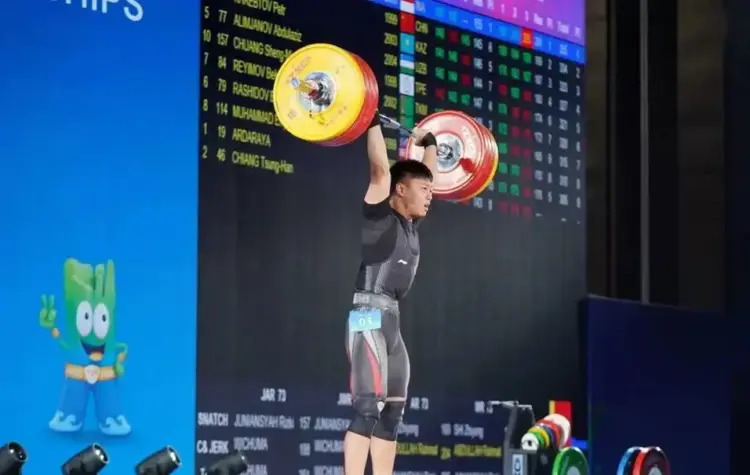 REKOR DUNIA— Rahmat Erwin Abdullah berhasil mempertajam rekor dunianya sendiri dan menyabet tiga emas Kejuaraan Asia Angkat Besi 2025.