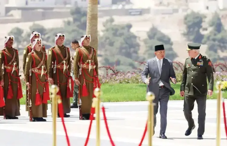 Bertandang ke Yordania, Menhan Bahas Langkah Konkret Penguatan Kapasitas Pertahanan 1 KUNJUNGAN— Menhan Sjafrie Sjamsoeddin dalam kunjungan ke Yordania. Dia bertemu dengan Kepala Staf Gabungan Angkatan Bersenjata Yordania Mayor Jenderal Yousef Huneiti.