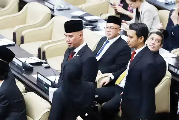Dituntut Minta Maaf, Ahmad Dhani Terbukti Langgar Etik Plesetkan Marga Rayen Pono jadi Porno 1 RAPAT PARIPURNA— Anggota DPR terpilih masa bakti 2024-2029 dari Partai Gerindra Ahmad Dhani Prasetya mengikuti rapat paripurna perdana di Gedung Nusantara, Kompleks Parlemen, Senayan, Jakarta.