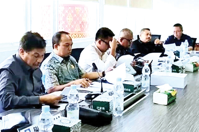 DPRD Padang Bersama Pemko Bahas LHP Tahun 2024, Pengelolaan Pajak dan Optimalisasi PAD jadi Prioritas 1 Ketua DPRD Padang Muharlion mengikuti pembahasan LHP 2024.